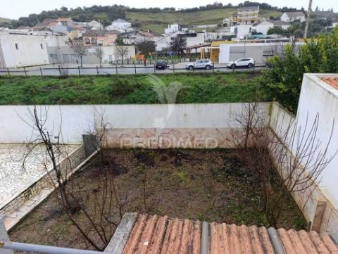 Moradia térrea- inserida num lote de terreno de 645m2-elvas