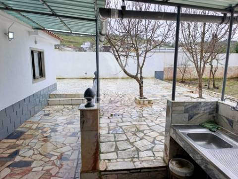 Moradia térrea- inserida num lote de terreno de 645m2-elvas