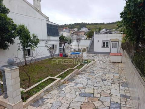 Moradia térrea- inserida num lote de terreno de 645m2-elvas