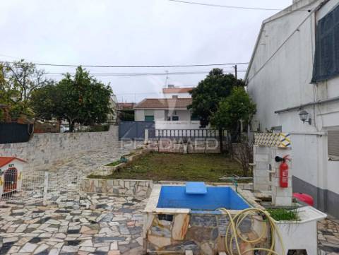 Moradia térrea- inserida num lote de terreno de 645m2-elvas