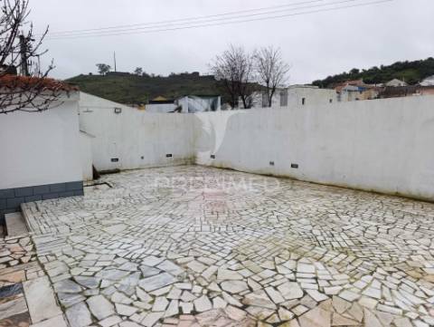 Moradia térrea- inserida num lote de terreno de 645m2-elvas