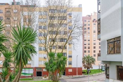 Apartamento t4 em alfragide com box (quinta grande)