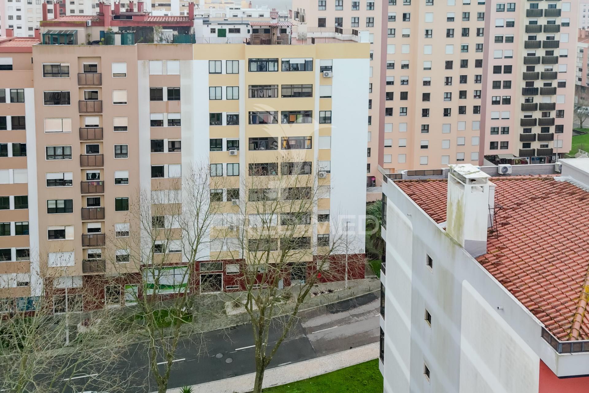 Apartamento t4 em alfragide com box (quinta grande)