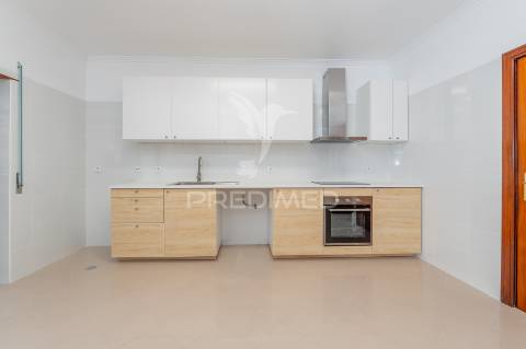 Apartamento t4 em alfragide com box (quinta grande)