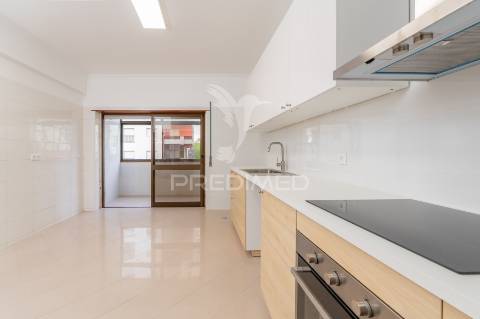 Apartamento t4 em alfragide com box (quinta grande)