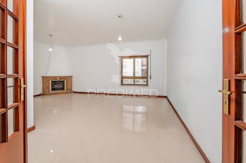 Apartamento t4 em alfragide com box (quinta grande)