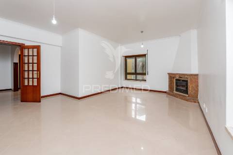 Apartamento t4 em alfragide com box (quinta grande)