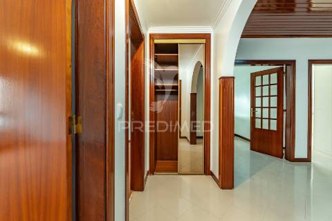 Apartamento t4 em alfragide com box (quinta grande)