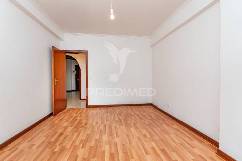 Apartamento t4 em alfragide com box (quinta grande)