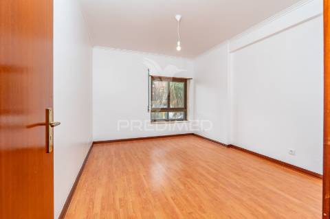 Apartamento t4 em alfragide com box (quinta grande)