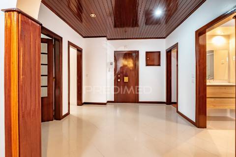 Apartamento t4 em alfragide com box (quinta grande)