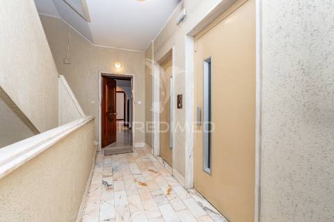 Apartamento t4 em alfragide com box (quinta grande)