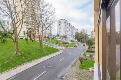 Apartamento t4 em alfragide com box (quinta grande)