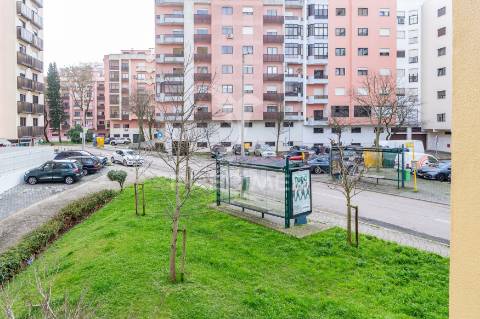 Apartamento t4 em alfragide com box (quinta grande)