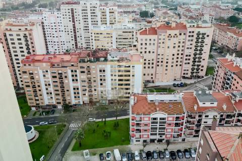 Apartamento t4 em alfragide com box (quinta grande)