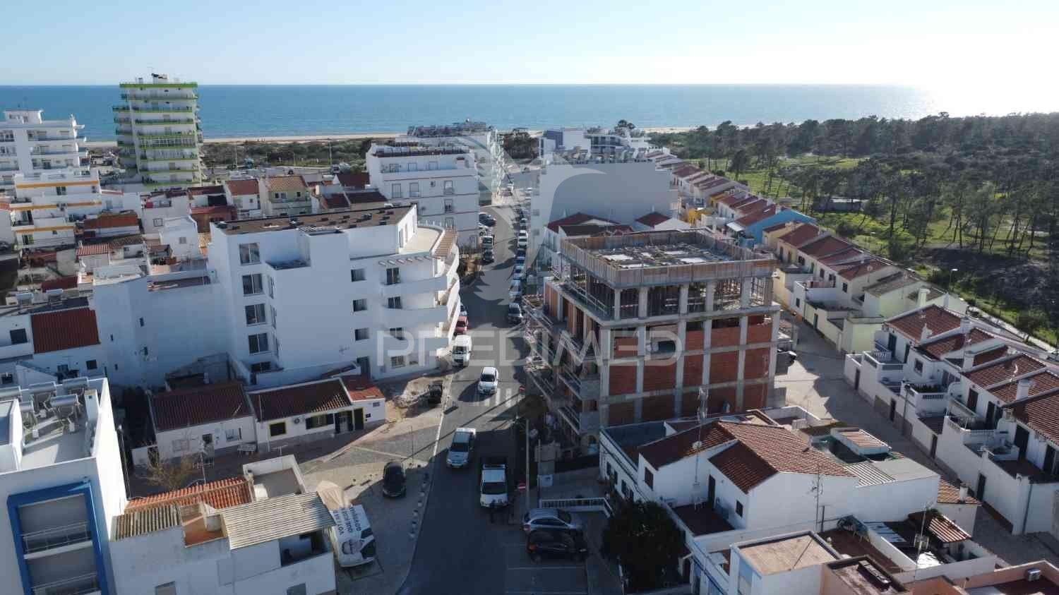 Duplex t2 em monte gordo, a 250 mts da praia