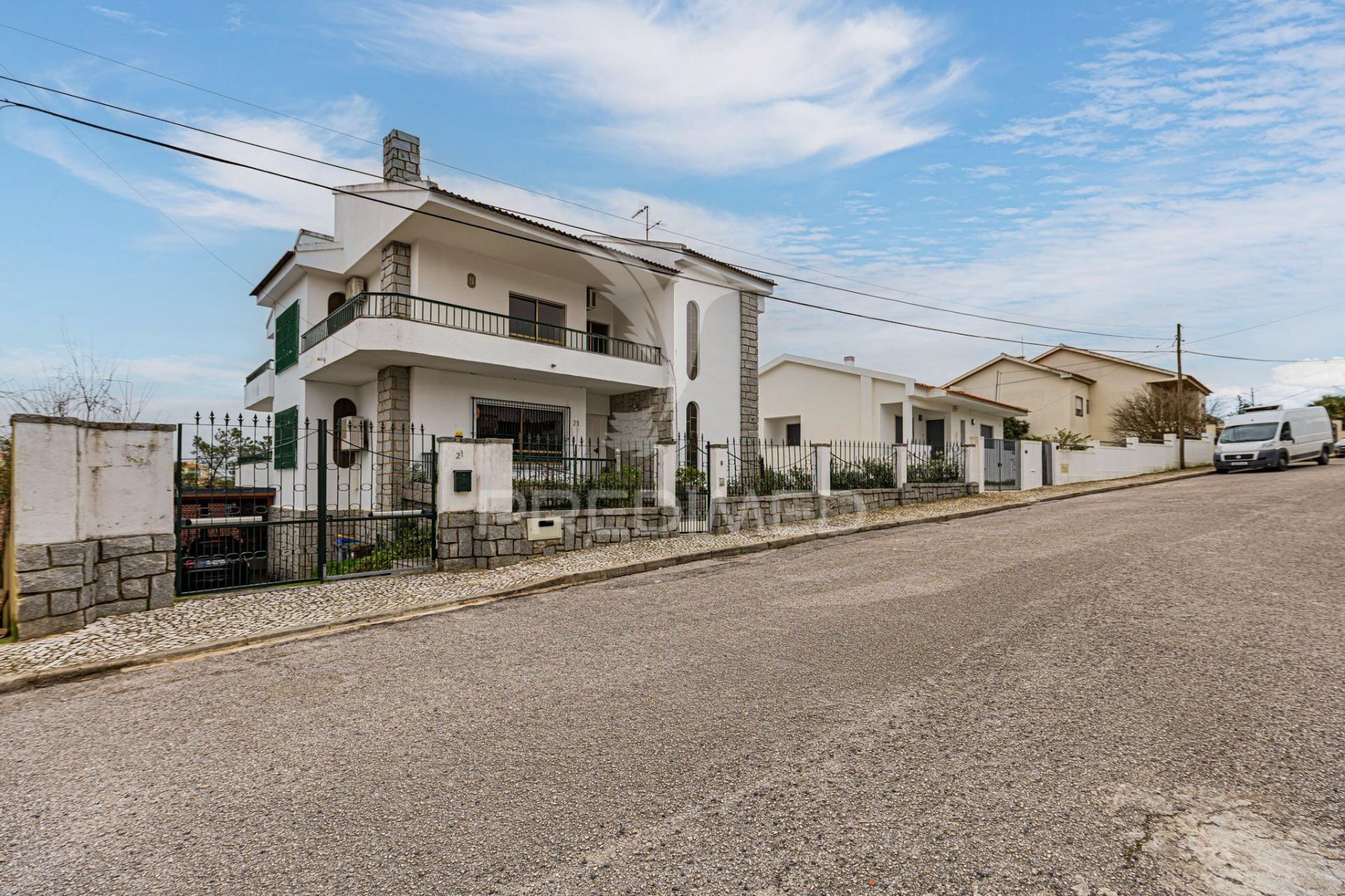 Exclusiva moradia t7 clássica de grandes dimensões | quinta do rouxinol – miratejo