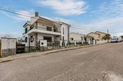 Exclusiva moradia t7 clássica de grandes dimensões | quinta do rouxinol – miratejo