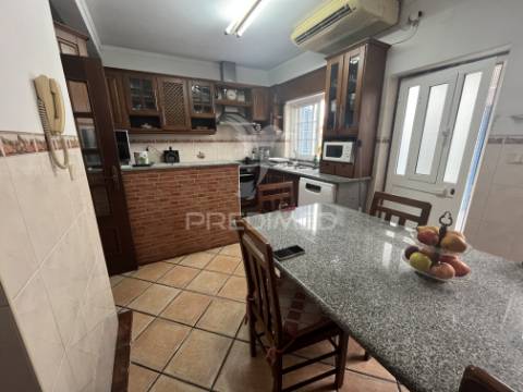 Moradia t2+2 com garagem, logradouro e eficiência energética – alfundão, ferreira do alentejo.