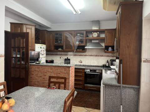 Moradia t2+2 com garagem, logradouro e eficiência energética – alfundão, ferreira do alentejo.