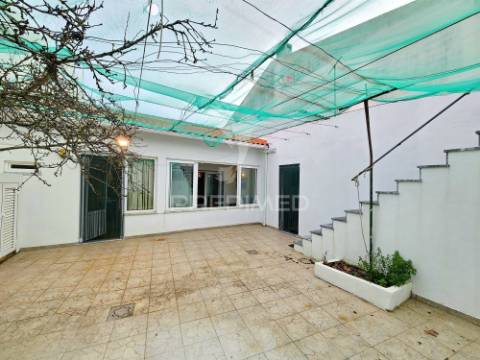 Moradia t3 com quintal e garagem em castro verde.