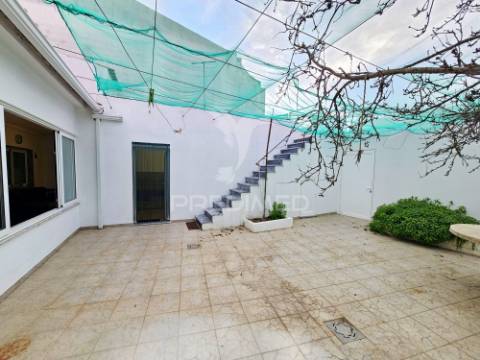 Moradia t3 com quintal e garagem em castro verde.