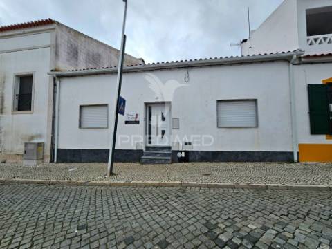 Moradia t3 com quintal e garagem em castro verde.