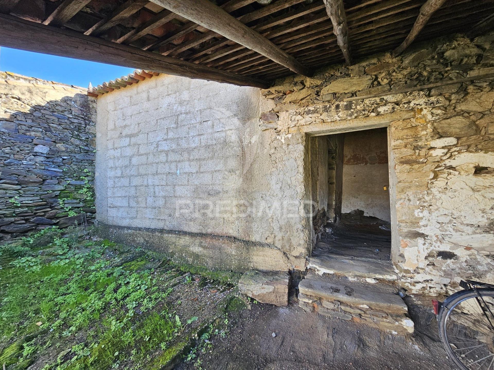 Terreno de 19ha e ruína em castro da cola, ourique