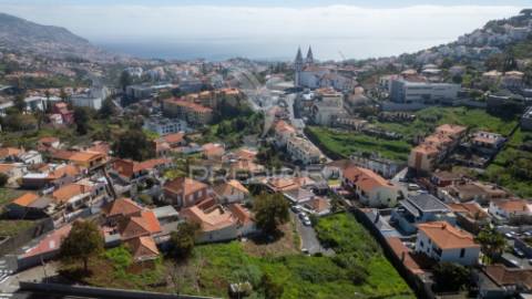 Moradia t2 geminada em ruína - funchal, ilha da madeira