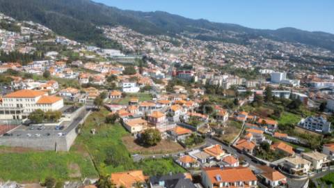 Moradia t2 geminada em ruína - funchal, ilha da madeira