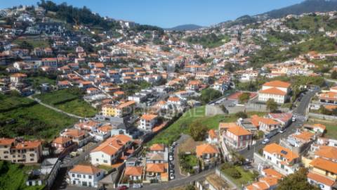 Moradia t2 geminada em ruína - funchal, ilha da madeira