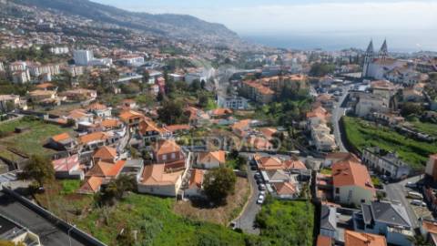 Moradia t2 geminada em ruína - funchal, ilha da madeira