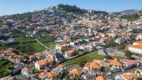 Moradia t2 geminada em ruína - funchal, ilha da madeira