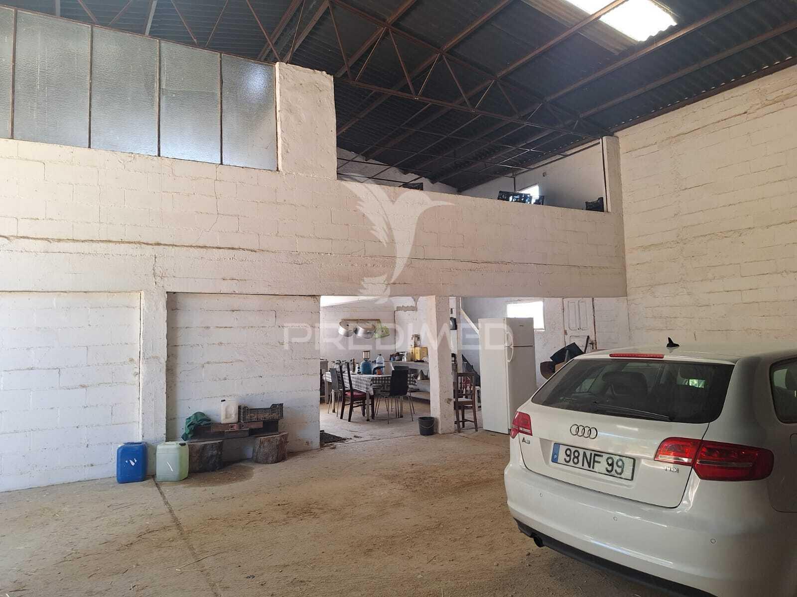 Armazém com terreno em aveiras de cima