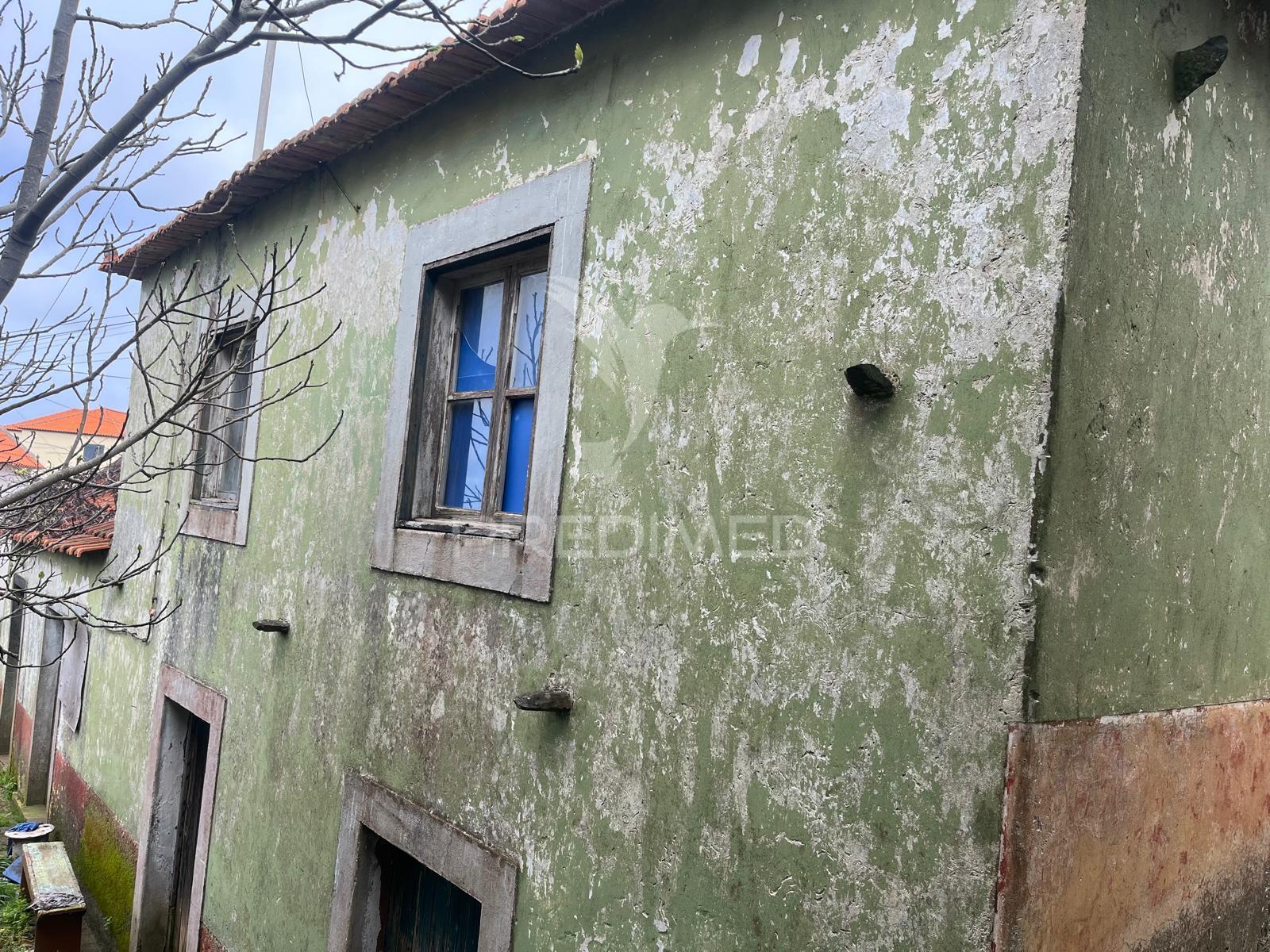 Moradia e palheiro para recuperação na p. pargo junto ao campo de golfe