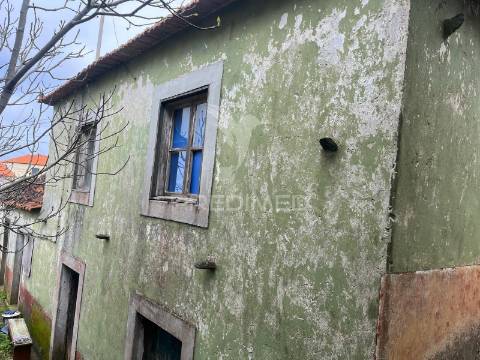 Moradia e palheiro para recuperação na p. pargo junto ao campo de golfe