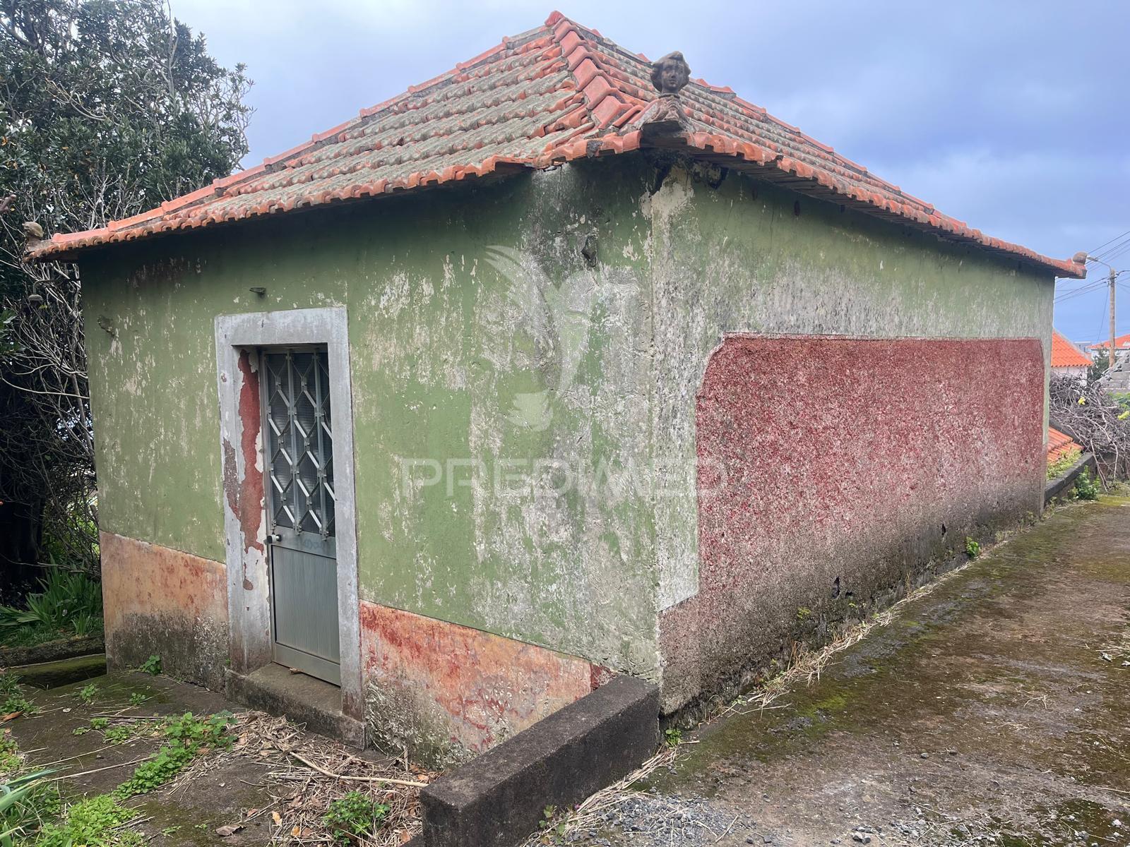 Moradia e palheiro para recuperação na p. pargo junto ao campo de golfe