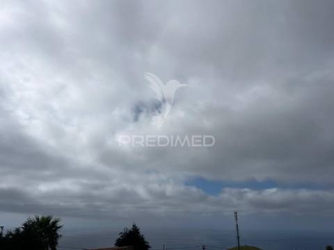 Moradia e palheiro para recuperação na p. pargo junto ao campo de golfe