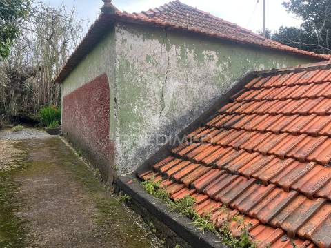 Moradia e palheiro para recuperação na p. pargo junto ao campo de golfe