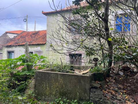 Moradia e palheiro para recuperação na p. pargo junto ao campo de golfe