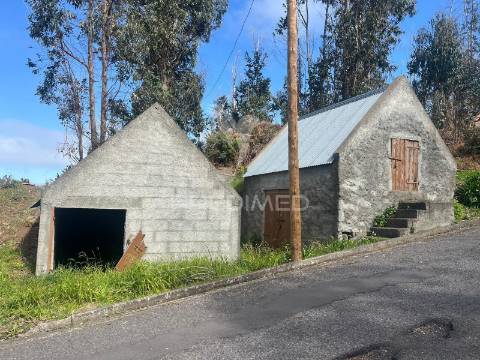 2 palheiros e 200m2 de terreno na zona prime da ponta do pargo á beira da  estrada