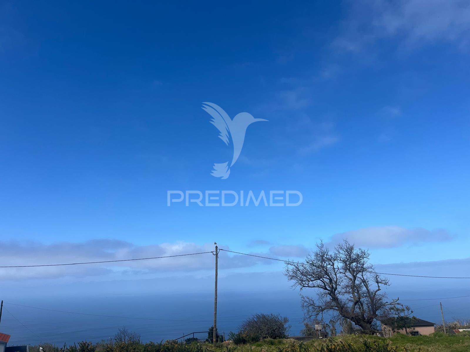 2 palheiros e 200m2 de terreno na zona prime da ponta do pargo á beira da  estrada