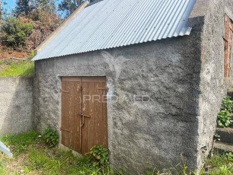 2 palheiros e 200m2 de terreno na zona prime da ponta do pargo á beira da  estrada