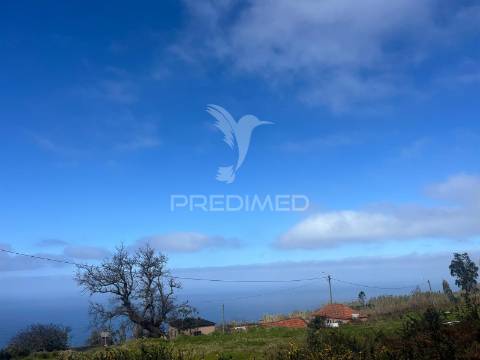 2 palheiros e 200m2 de terreno na zona prime da ponta do pargo á beira da  estrada