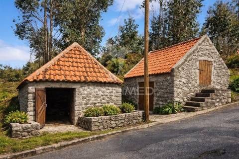 2 palheiros e 200m2 de terreno na zona prime da ponta do pargo á beira da  estrada