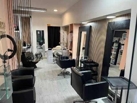 Oportunidade única de arrendamento – salão de cabeleireiro & unhas – "equipado"
