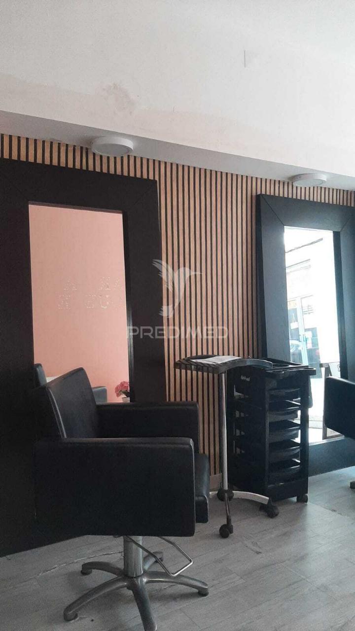 Oportunidade única de arrendamento – salão de cabeleireiro & unhas – "equipado"