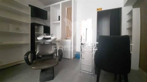 Oportunidade única de arrendamento – salão de cabeleireiro & unhas – "equipado"