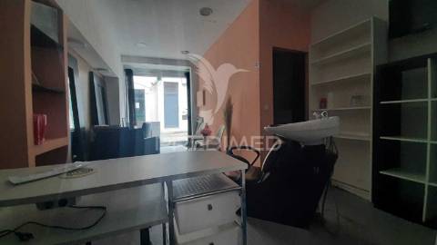 Oportunidade única de arrendamento – salão de cabeleireiro & unhas – "equipado"