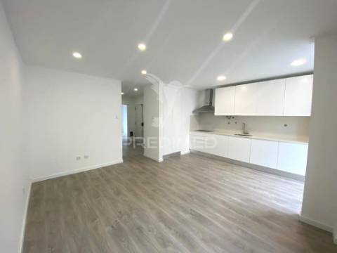 Apartamento t2 totalmente remodelado - barreiro centro